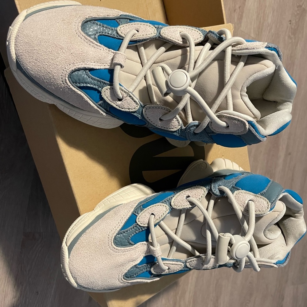 yeezy 500 never wore still has tags
